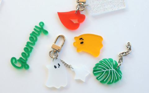 ダイカットでアクリルキーホルダー・アクリルチャーム制作