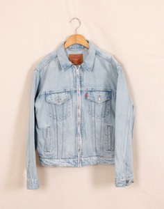 Levi&#039;s Denim Zipup Jacket ( M size )