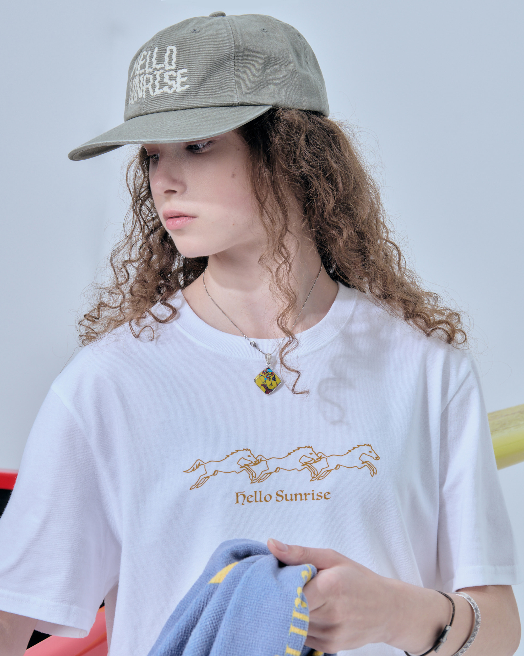 【HELLO SUNRISE】 HS Travelling Horse Tee /追跡付 HS Travelling Horse Tee_White - Hello Sunrise