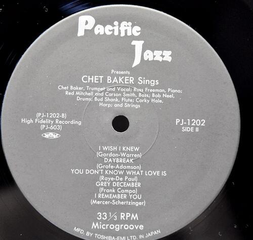 Chet Baker [쳇 베이커] - Sings And Plays With Bud Shank, Russ Freeman And Strings - 중고 수입 오리지널 아날로그 LP