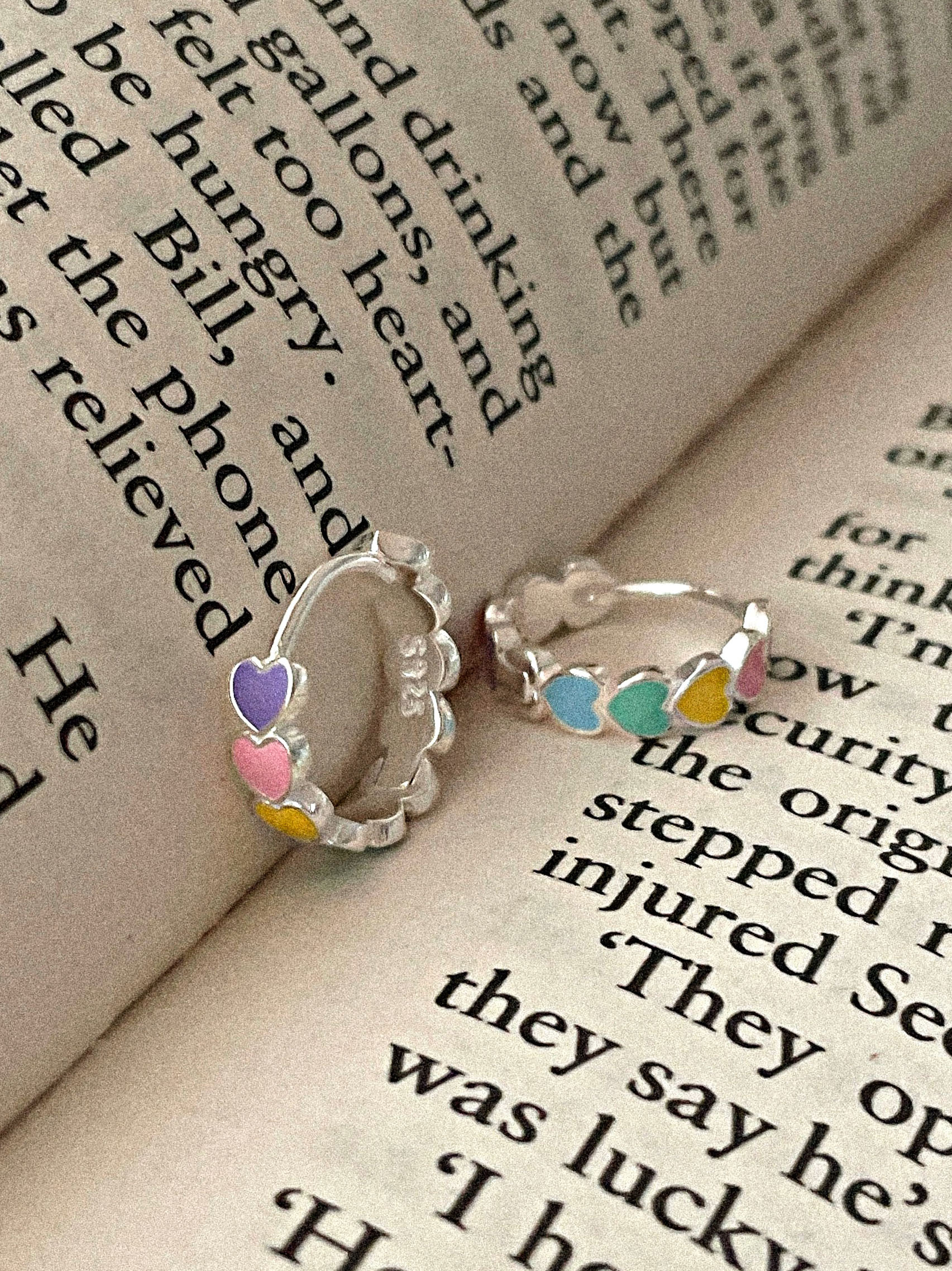 [92.5 Silver]  Rainbow heart one-touch earrings