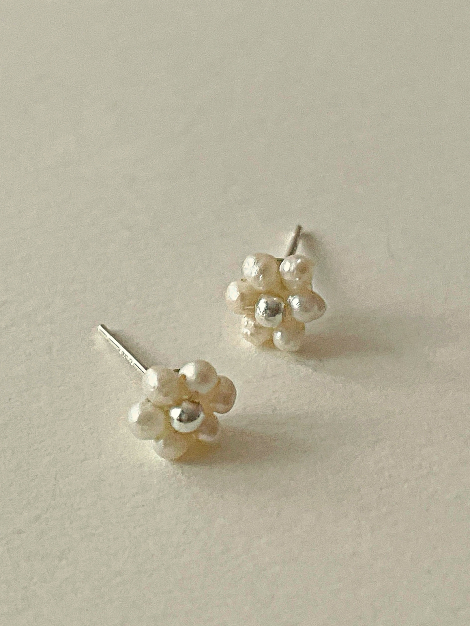 [92.5 Silver] Pearl flower silver ball earrings