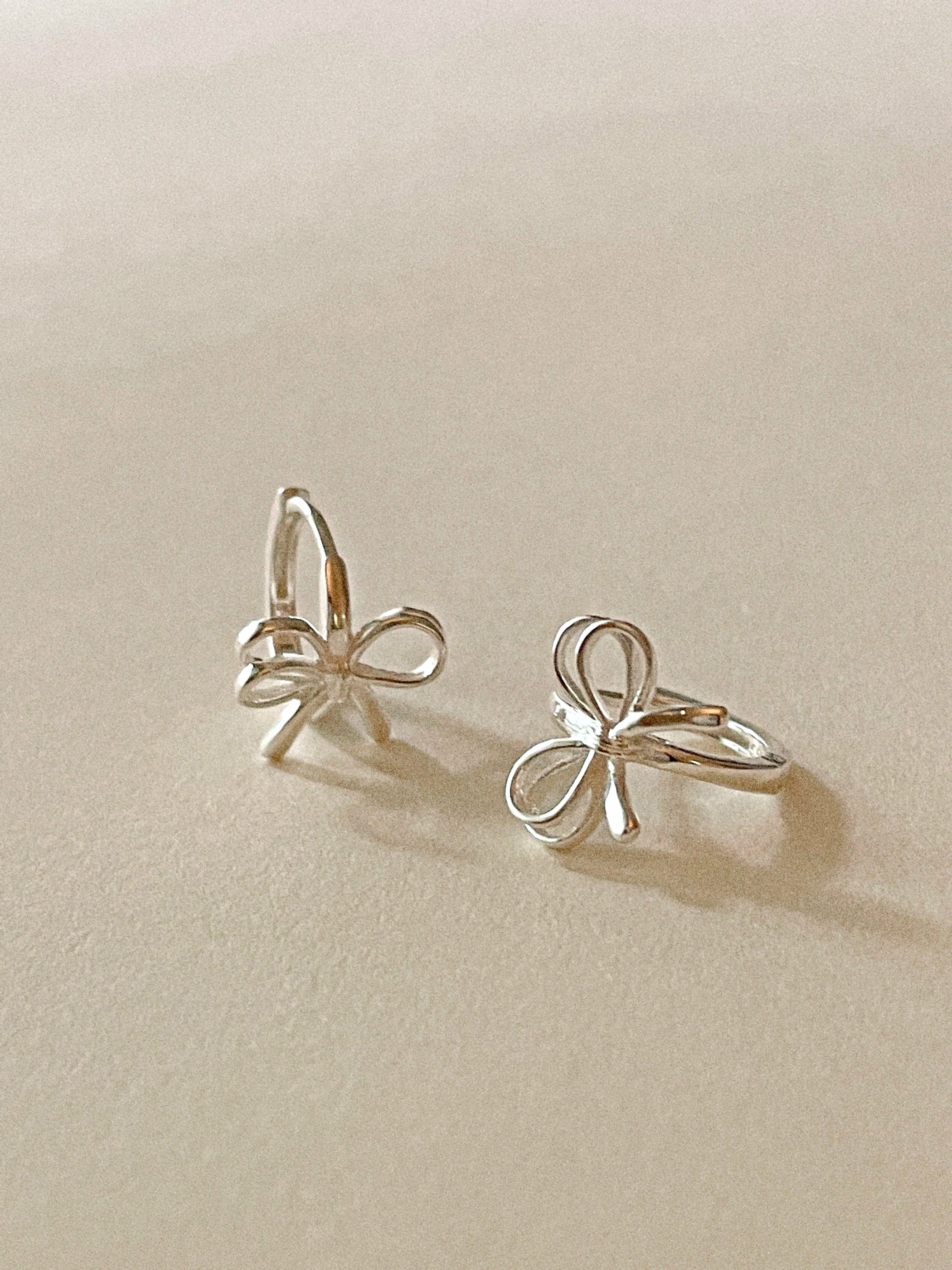 [당일발송/92.5 Silver] Double ribbon one-touch earring