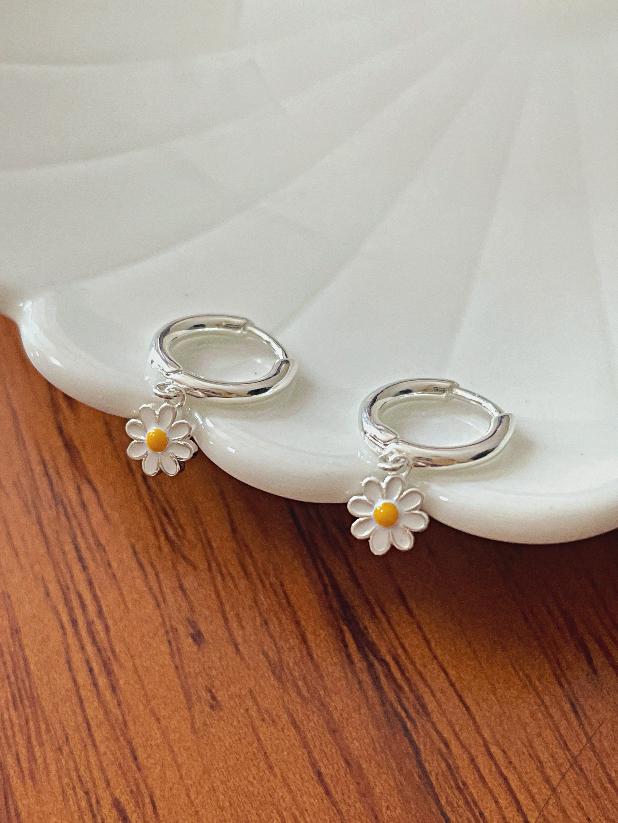 [92.5 Silver] Daisy flower one-touch earrings