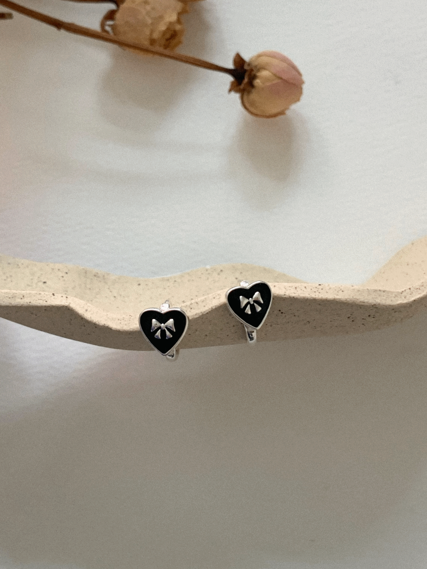 [당일발송/92.5 Silver] Black heart one-touch earrings