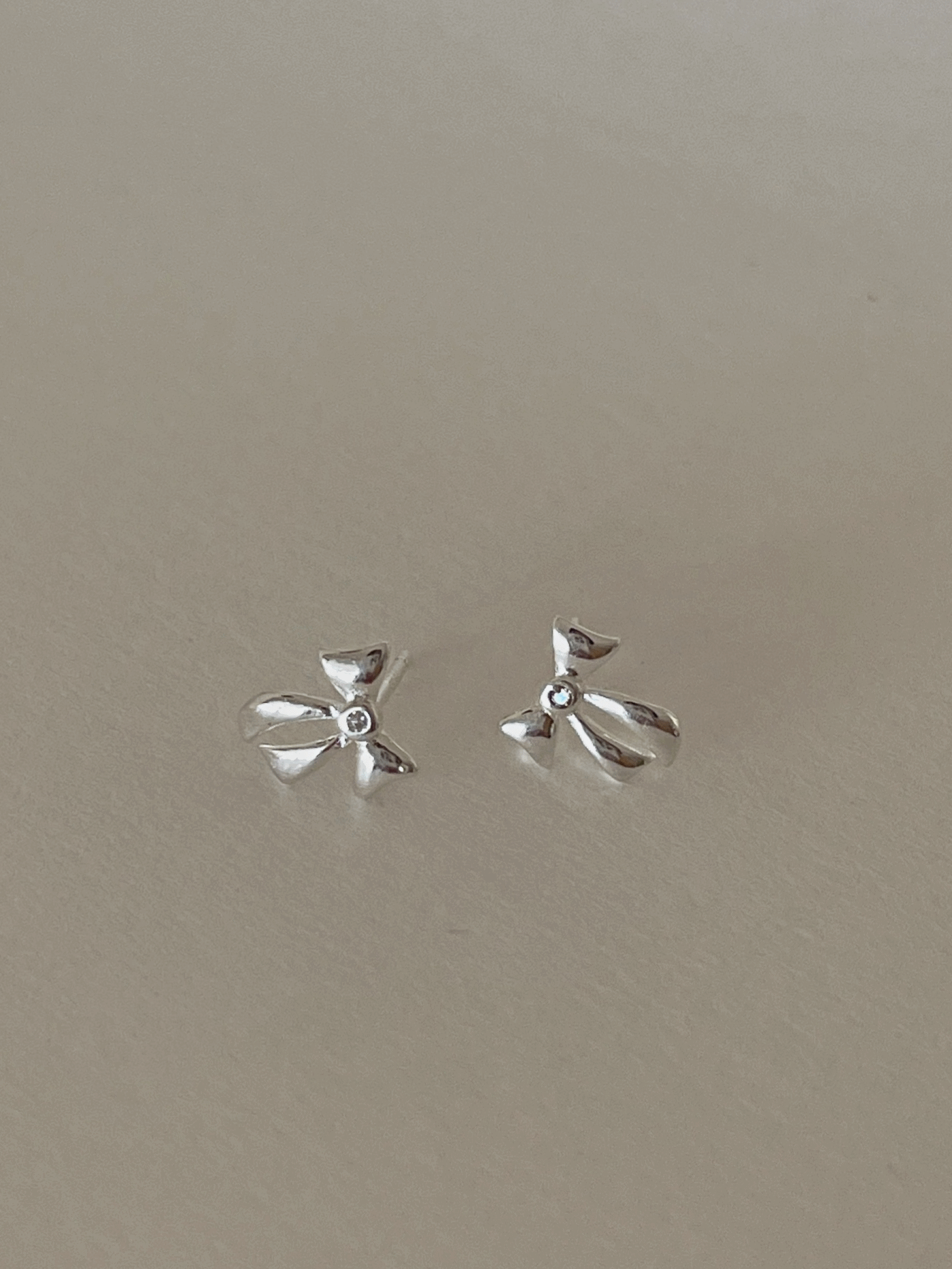 [92.5 Silver] Cubic ribbon earrings
