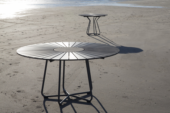 Circle garden table outlet