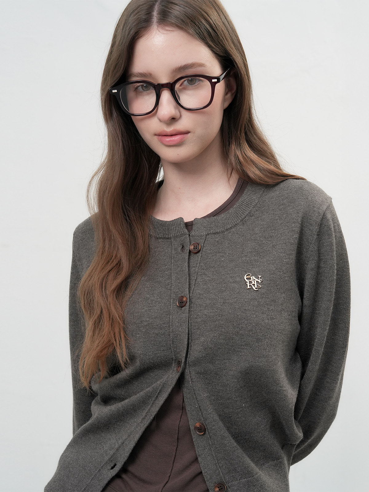 GENERAL IDEA] WOMAN ロゴ入りラウンドネック長袖カーディガン [CHARCOAL]