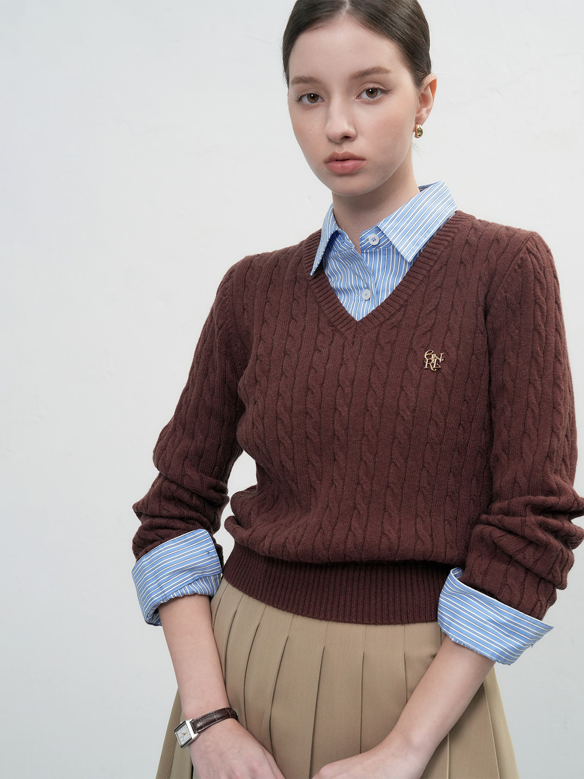 WOMAN ウールVネックケーブルニットプルオーバー [BROWN]