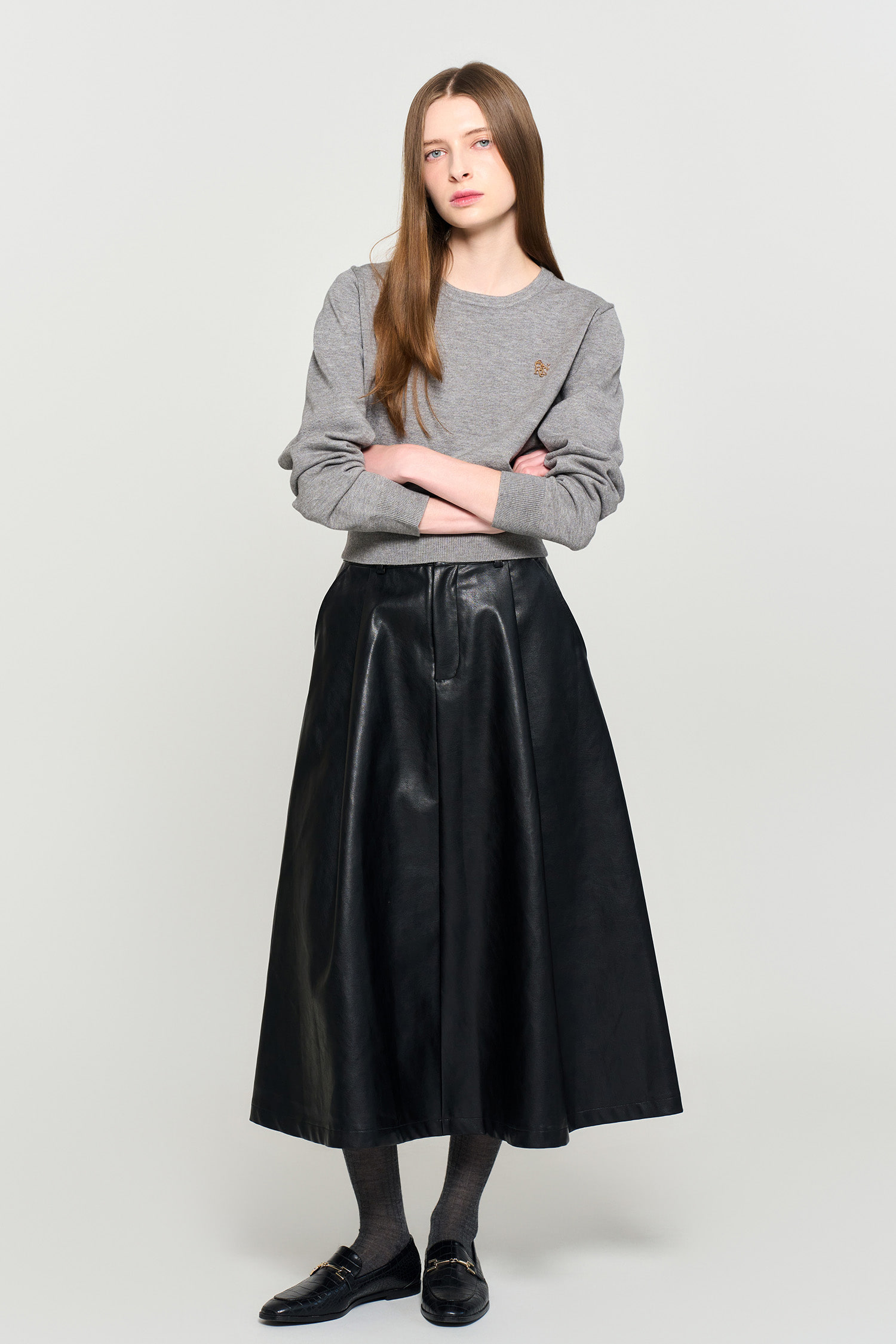 【ok.soon】黒　フーディーニットウール GENERAL IDEA] WOMAN ロゴプレート付きスタンダードニットプル