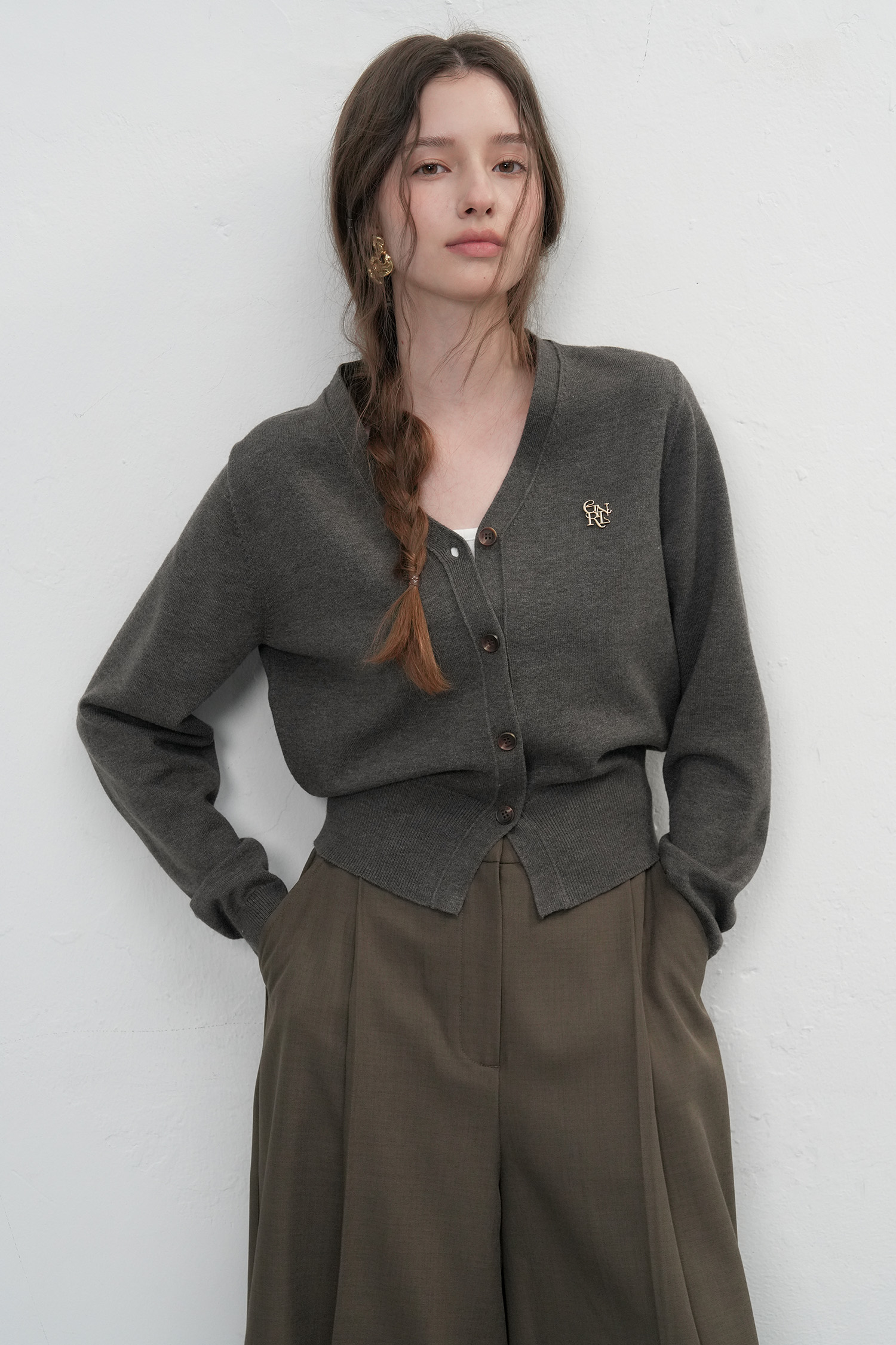 WOMAN GNRL ロゴ入りスタンダード長袖カーディガン [CHARCOAL