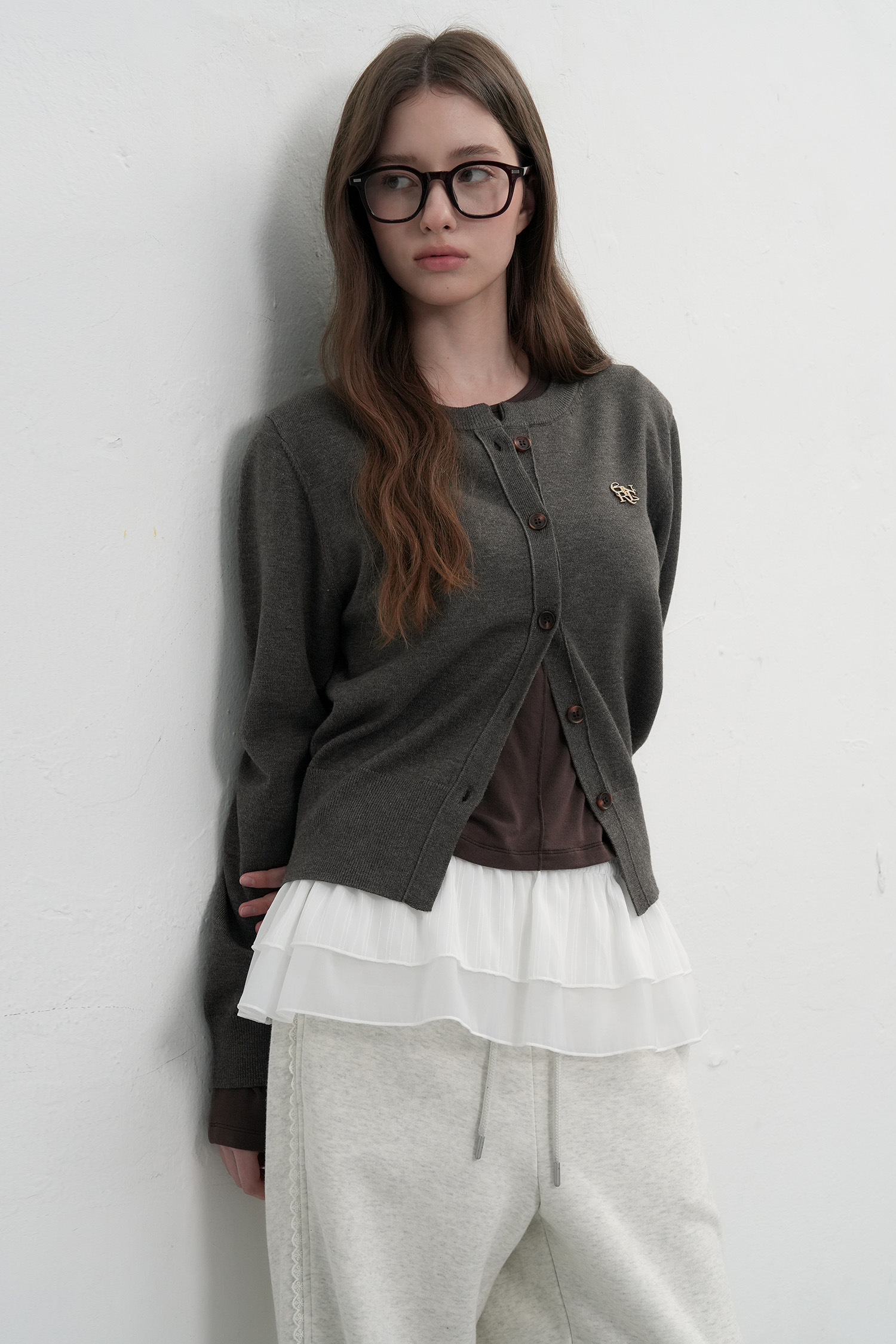 GENERAL IDEA] WOMAN ロゴ入りラウンドネック長袖カーディガン [CHARCOAL]