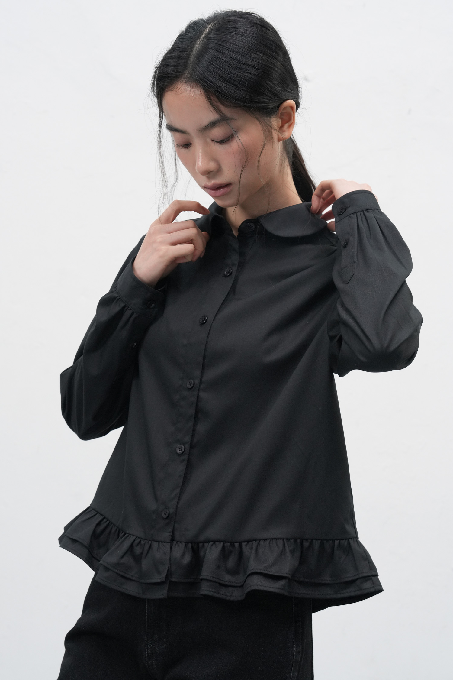AD2023 24SS フリル丸襟ブラウス 黒 AD2023 24SS フリル丸襟ブラウス 黒