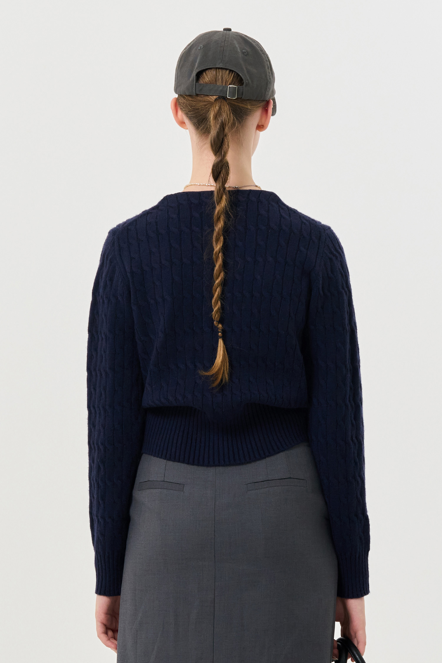 WOMAN GNRL ロゴ刺繍Vネックケーブルカーディガン [NAVY] WOMAN GNRL ロゴ刺繍Vネックケーブルカーディガン [NAVY] - メルカリ