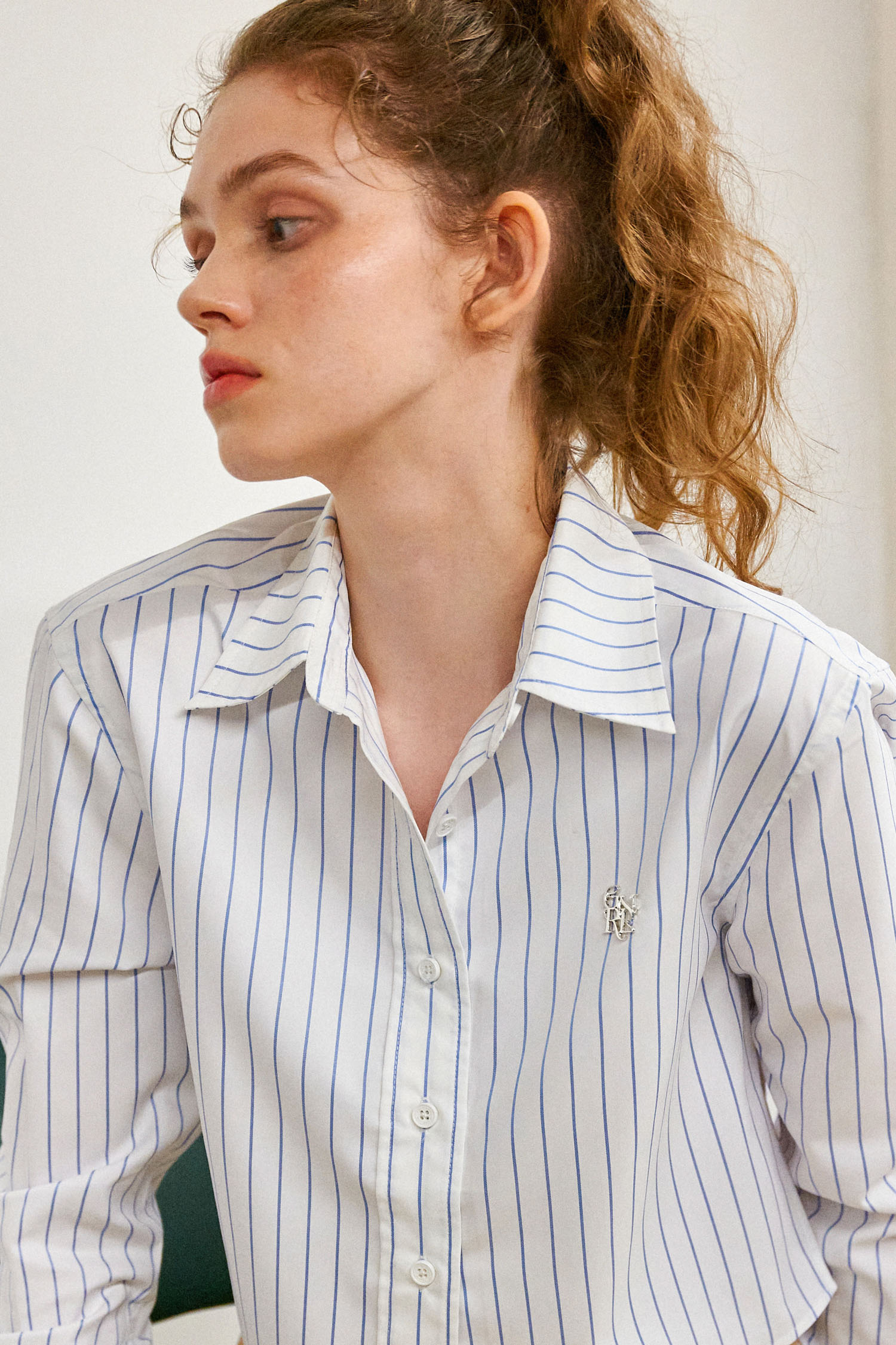 GENERAL IDEA] WOMAN ロゴ付きストライプクロップドシャツ [WHITE]