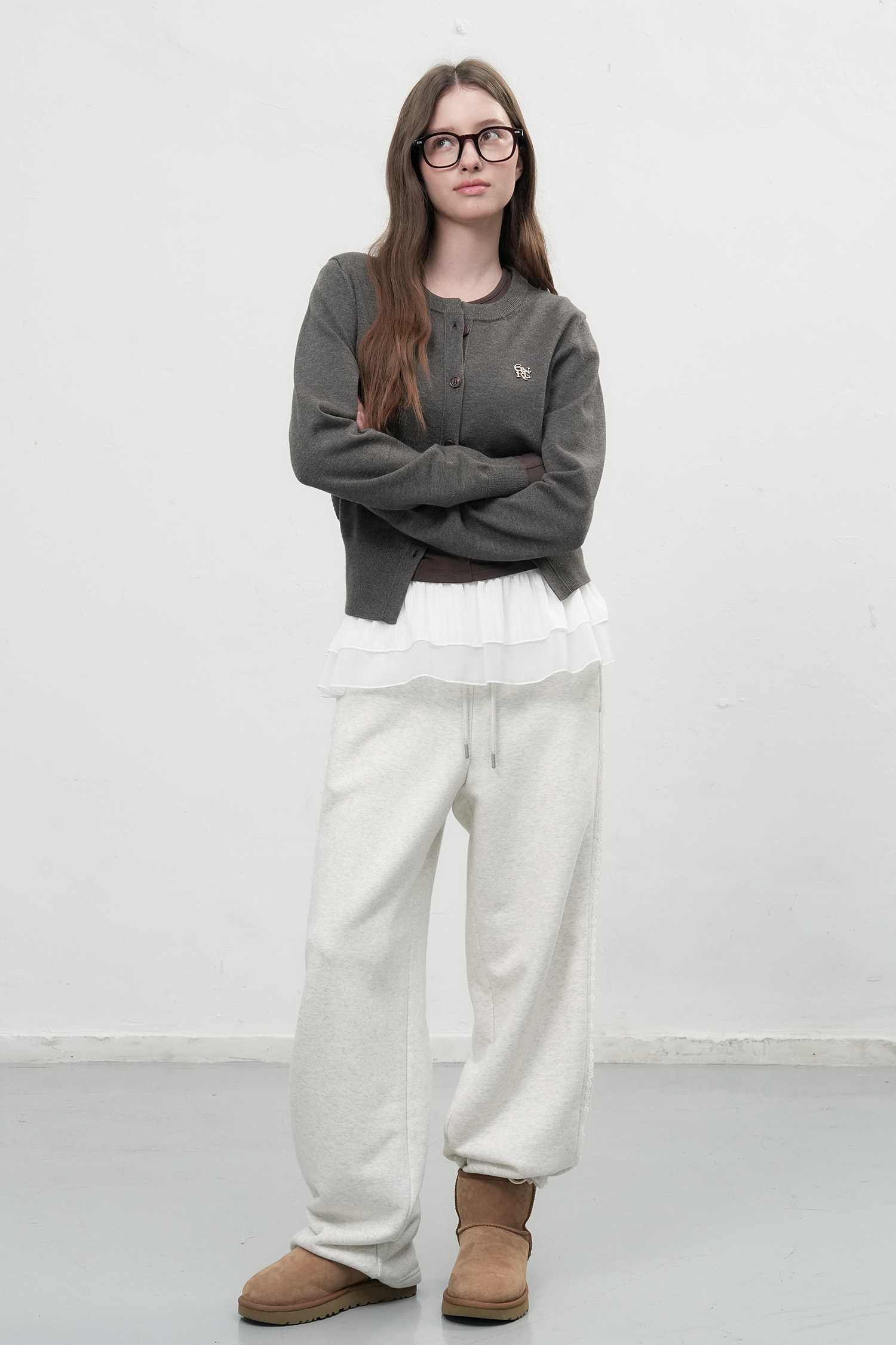 GENERAL IDEA] WOMAN ロゴ入りラウンドネック長袖カーディガン [CHARCOAL]