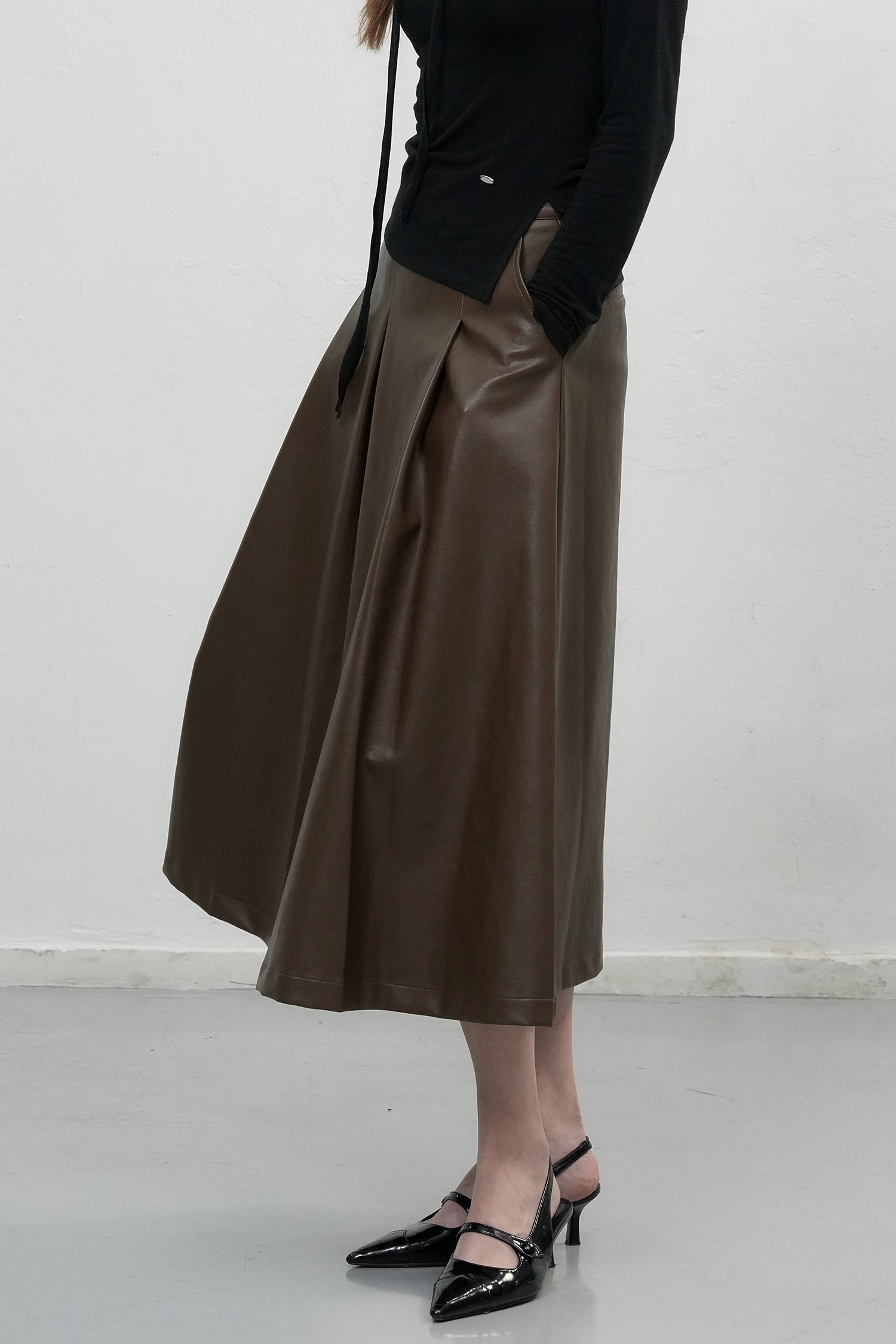 WOMAN フェイクレザープリーツロングスカート [BROWN]