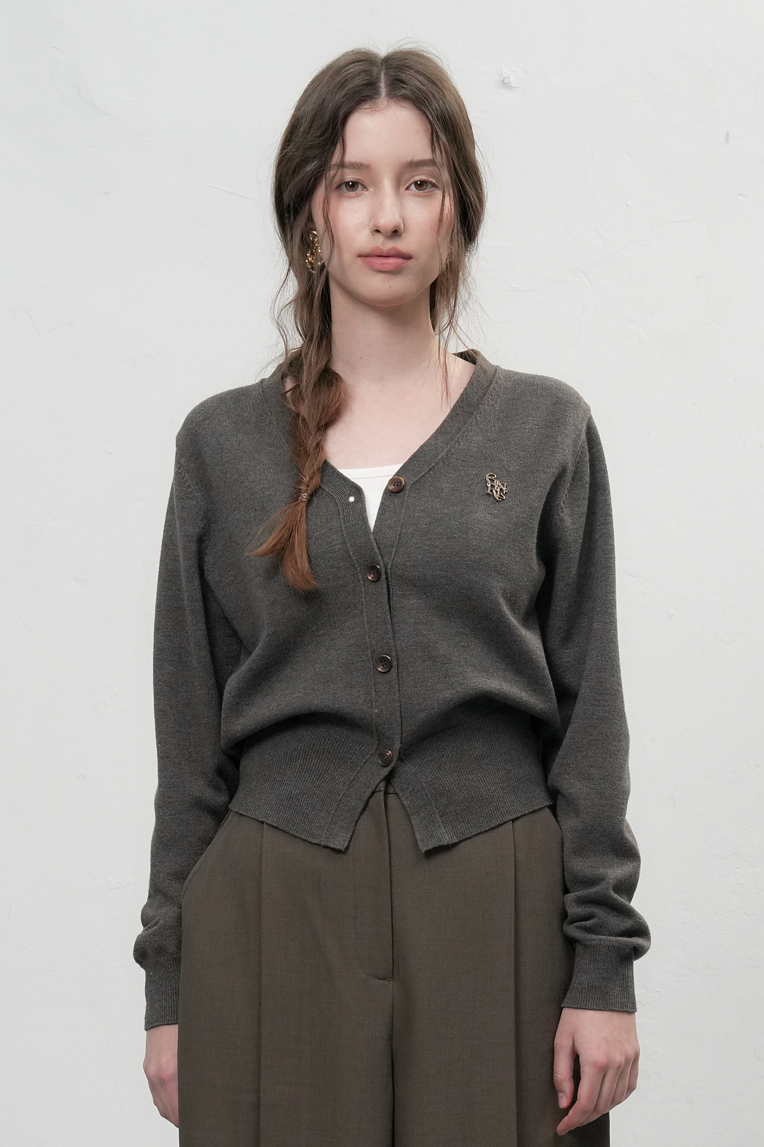 WOMAN GNRL ロゴ入りスタンダード長袖カーディガン [CHARCOAL