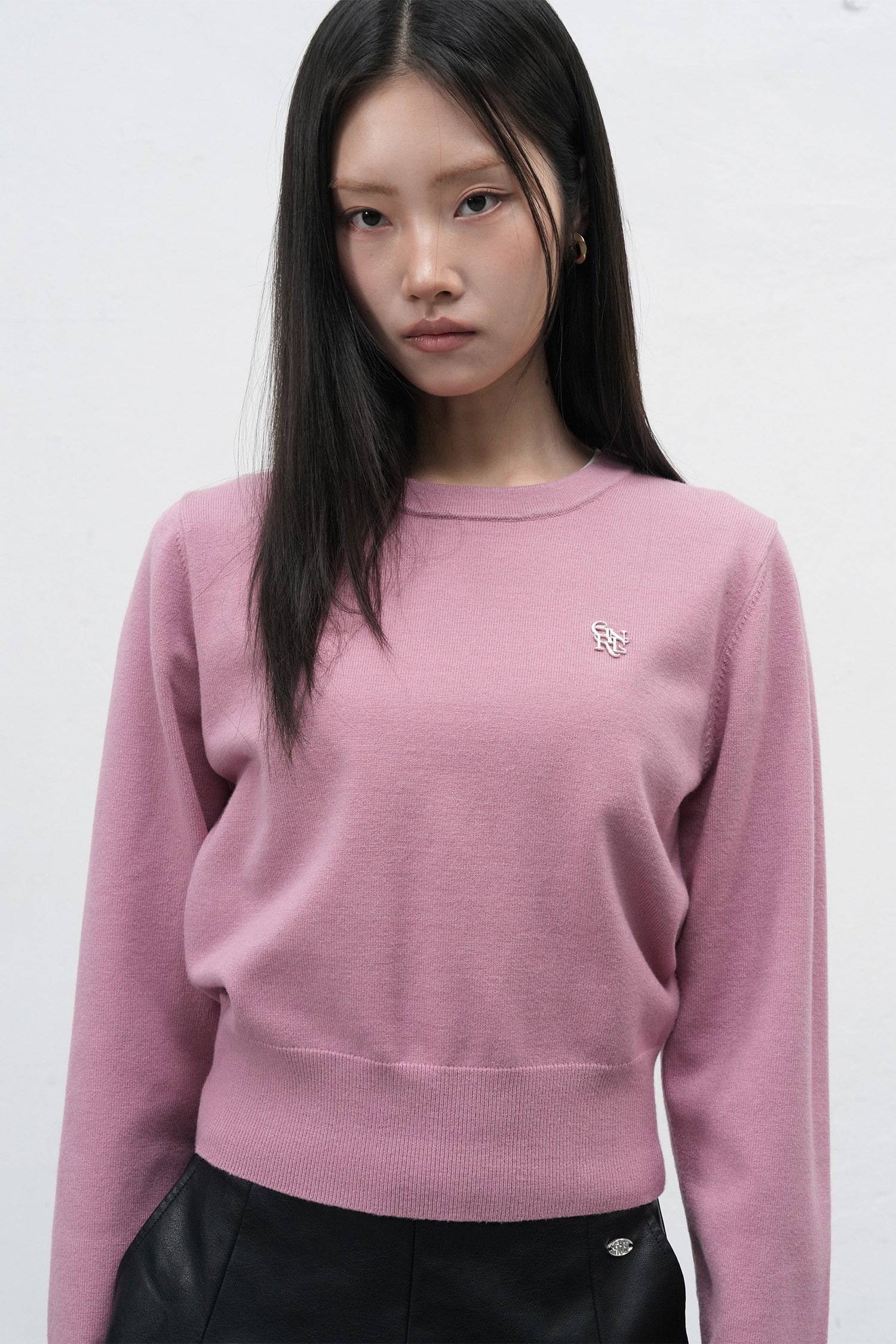 定価1万円以上引き！美品！ロゴモノグラムニットプルオーバー / ネイビー GENERAL IDEA] WOMAN ロゴプレート付きスタンダードニットプル