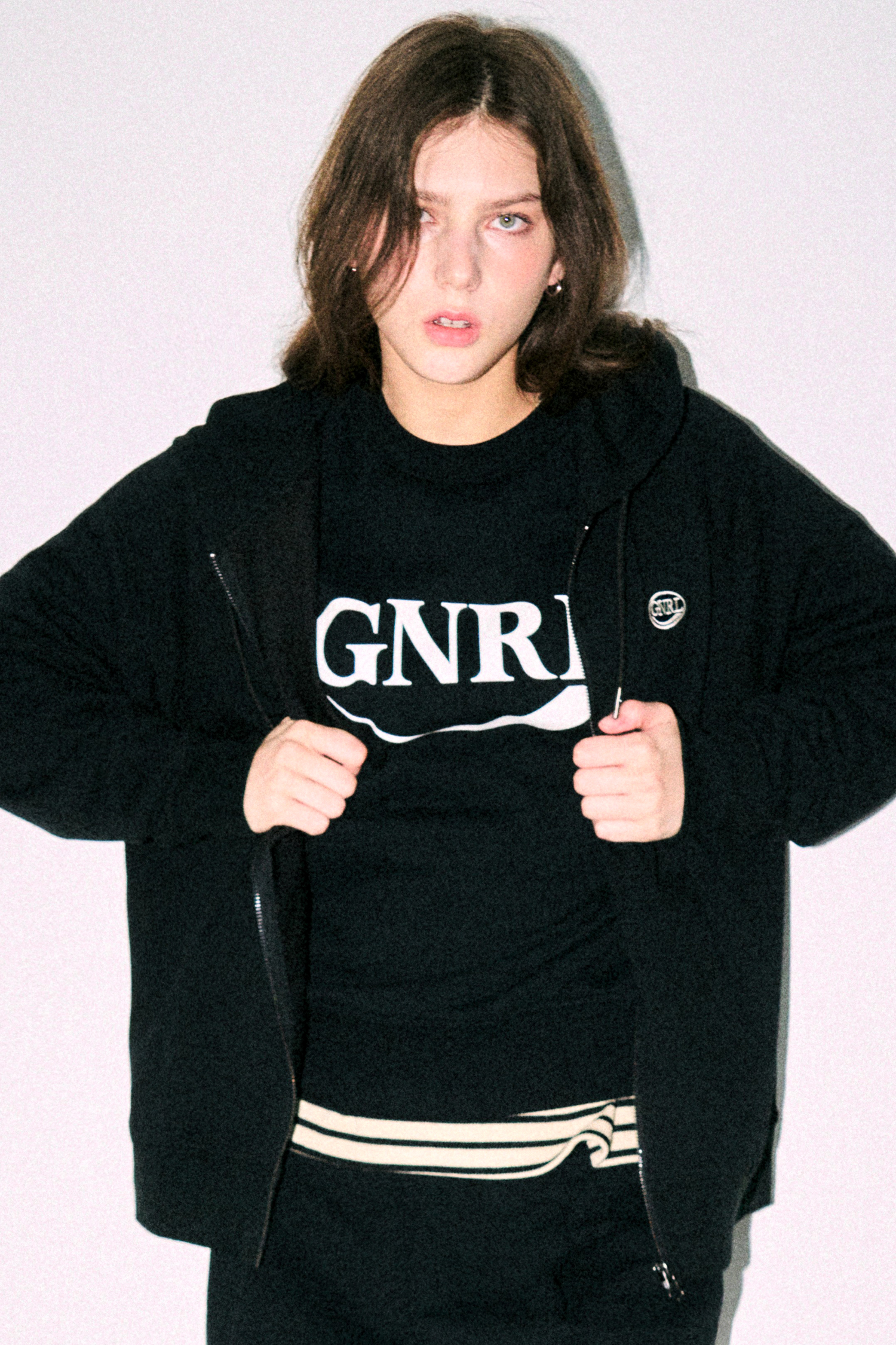 UNISEX GNRL 래글런 후드 집업 [BLACK]