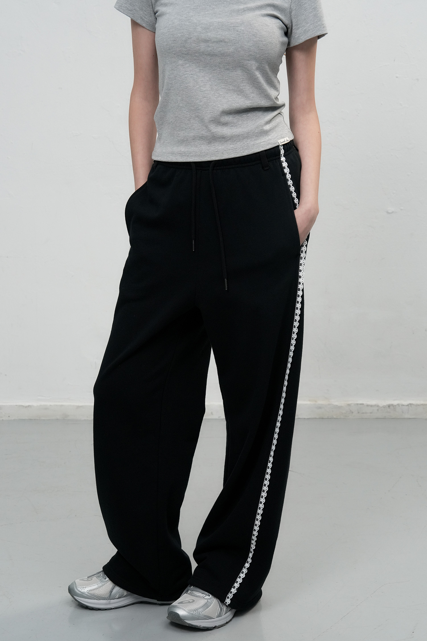 WOMAN 레이스 트리밍 스웨트 팬츠 [BLACK]