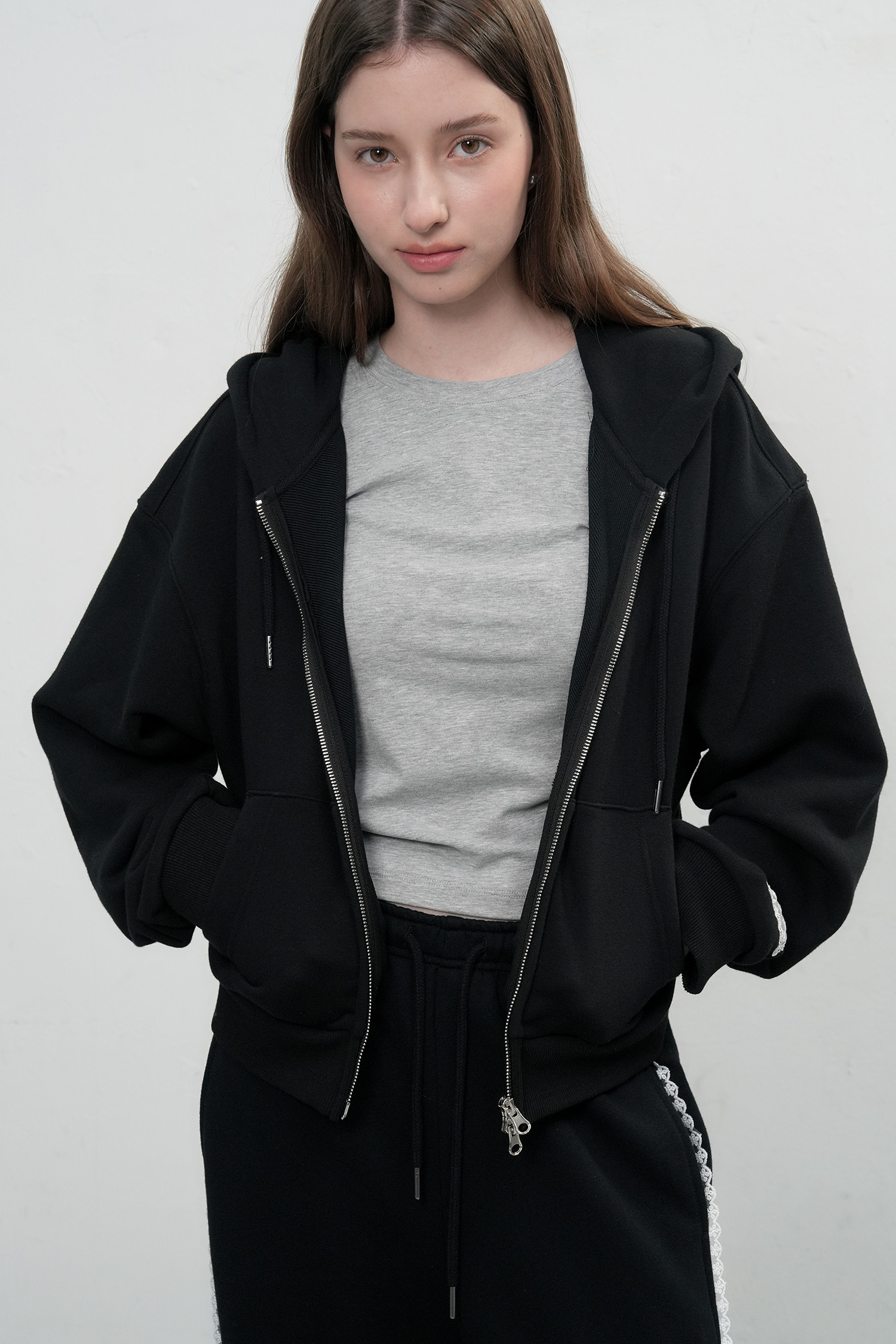 WOMAN 레이스 라벨 후드 집업 [BLACK]