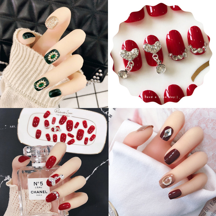 웨어러블 네일 아트 제품은 손에 흰색 여성 그물 빨간색 분리형 웨딩 손톱과 모형 네일 패치를 보여줍니다