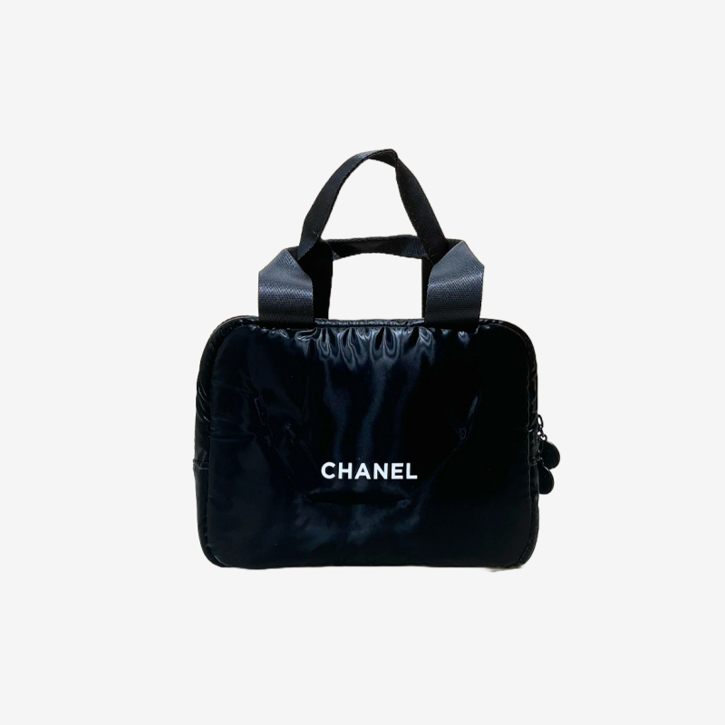 CHANEL 유광 패딩 핸들 파치(블랙)