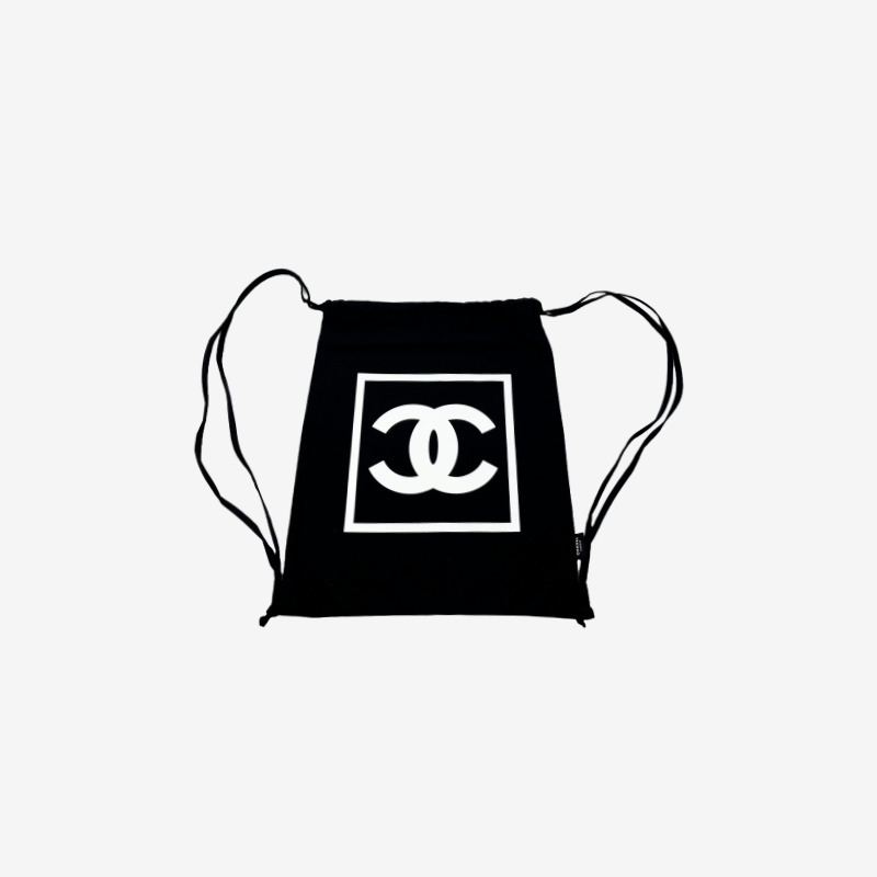 &#039;노벨티&#039; CHANEL 스퀘어 로고 주머니 백팩