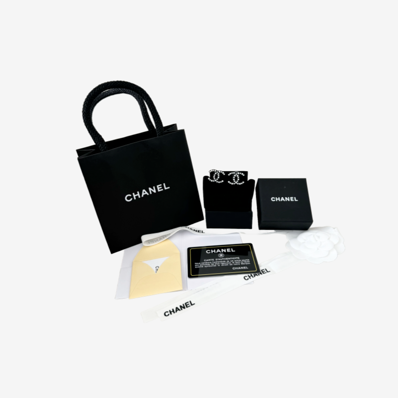 [고퀄] CHANEL 아크릴 언발 큐빅 귀걸이(블랙) ☆풀박스