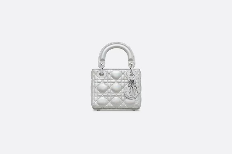 디올 LADY DIOR 마이크로 백이리데슨트 메탈릭 실버 톤 까나쥬 양가죽 S0856PNHN_M090