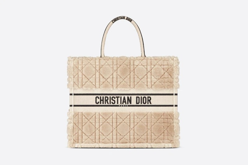 디올 DIOR BOOK TOTE 라지 백 베이지 까나쥬 시어링 M1286ZMBU_M918