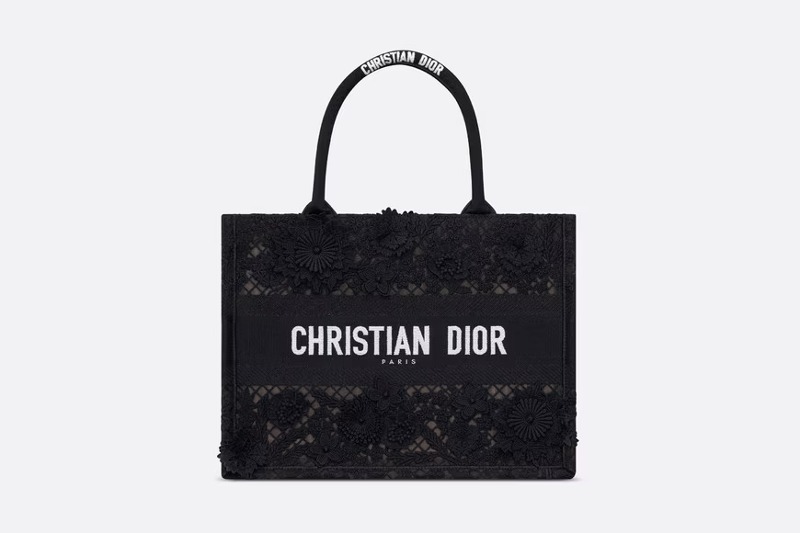 디올 DIOR BOOK TOTE 미디엄 백블랙 멀티 컬러 D-Lace 3D 마크라메-이펙트 자수 (36 x 27.5 x 16.5cm M1296ZEAX_M911