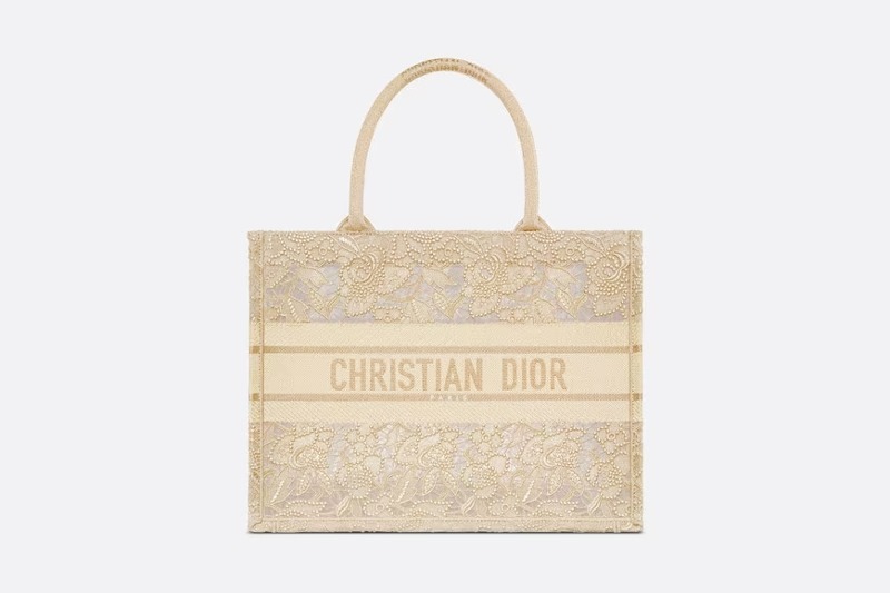 디올 DIOR BOOK TOTE DIOR OR 미디엄 백골드 톤 D-Lace 마크라메-이펙트 자수 (36 x 27.5 x 16.5cm) M1296ZEAV_M01E