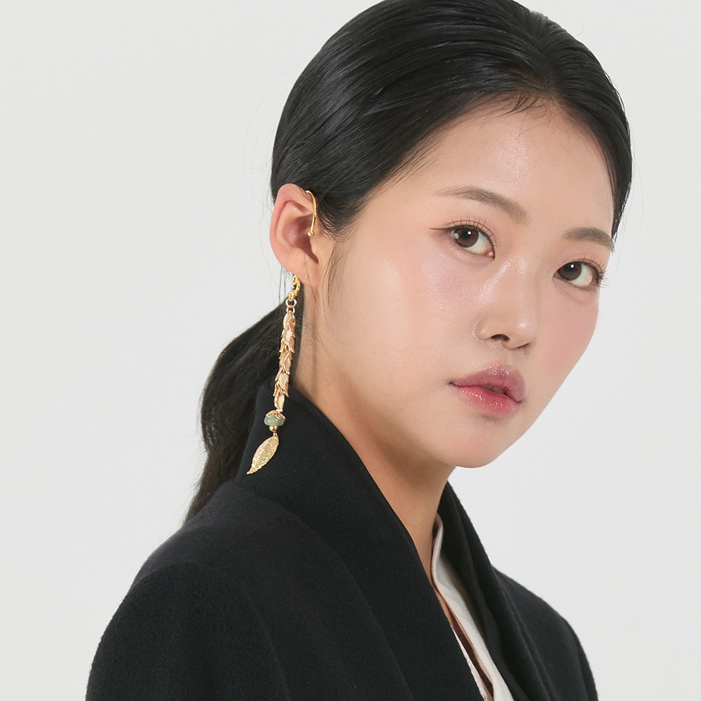 Silla Geumje Deurigae pendant Earrings (ear-cuff type)