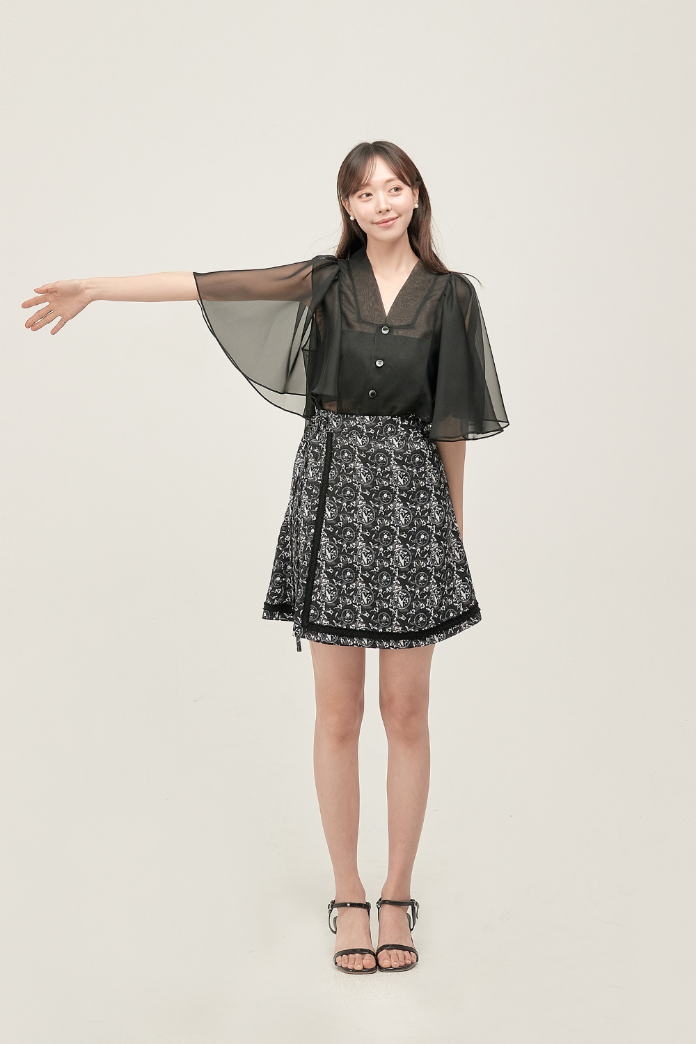 mini skirt model image-S46L46