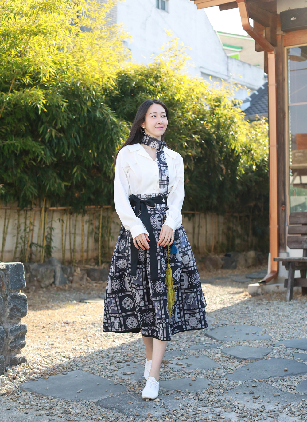 long skirt model image-S21L22