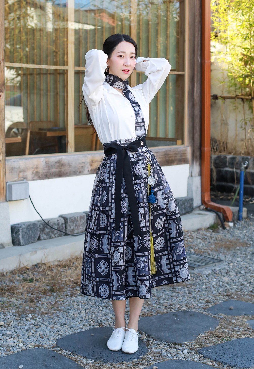 long skirt model image-S21L32