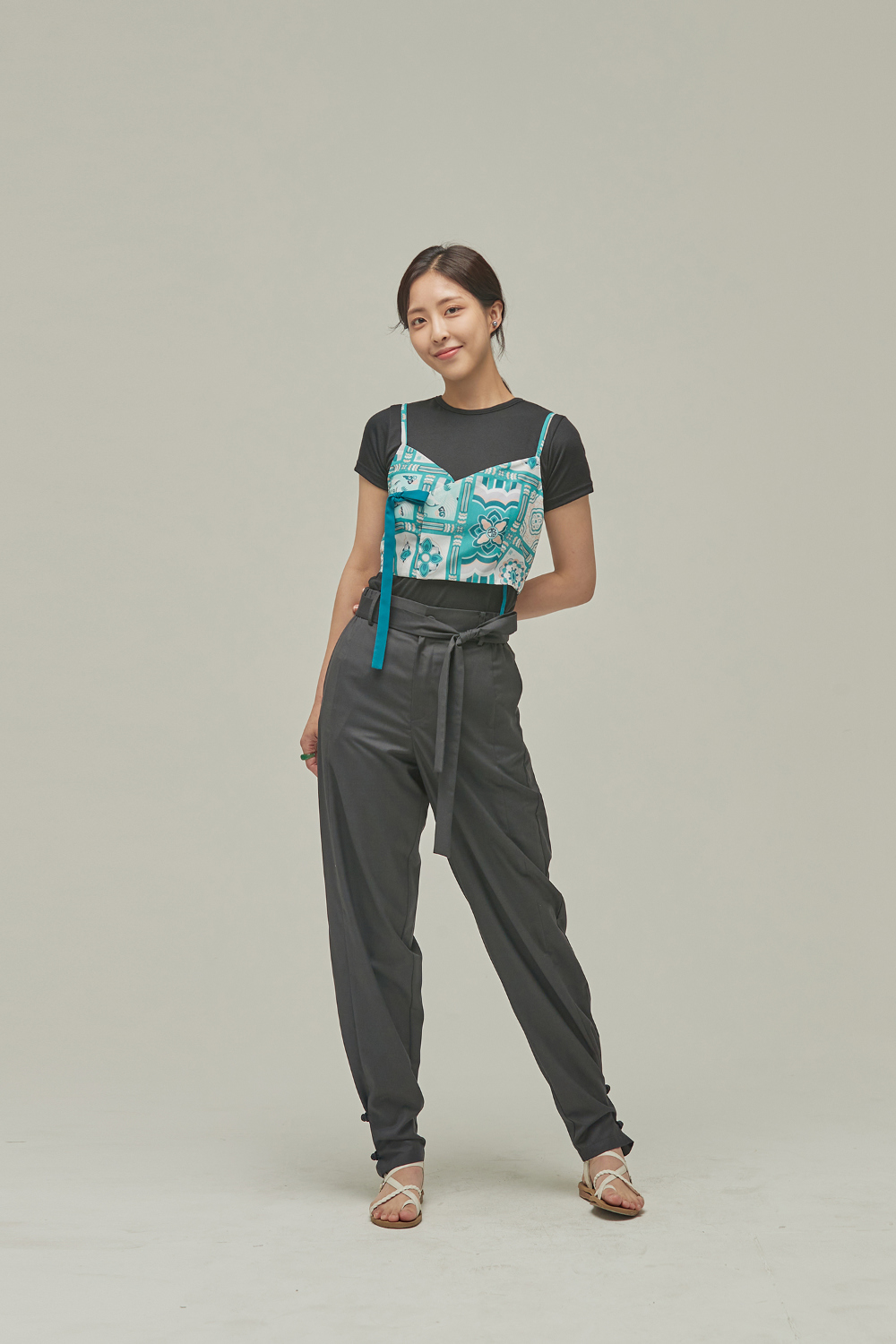 suspenders skirt/pants model image-S20L4