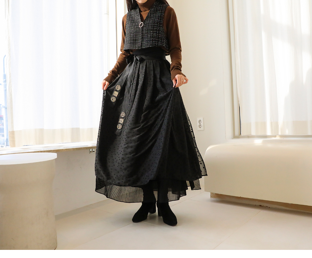 long skirt model image-S8L8