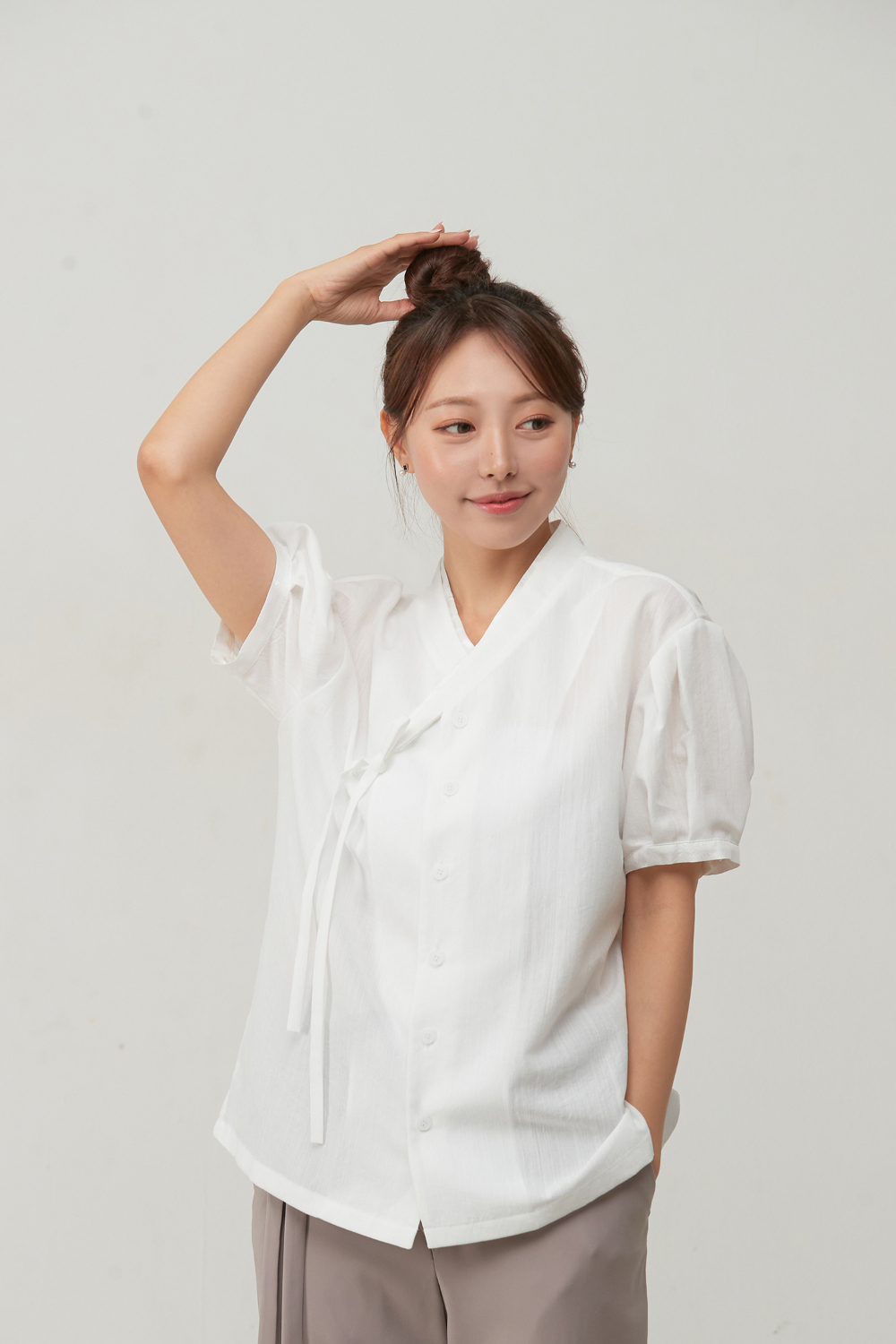 blouse model image-S19L1