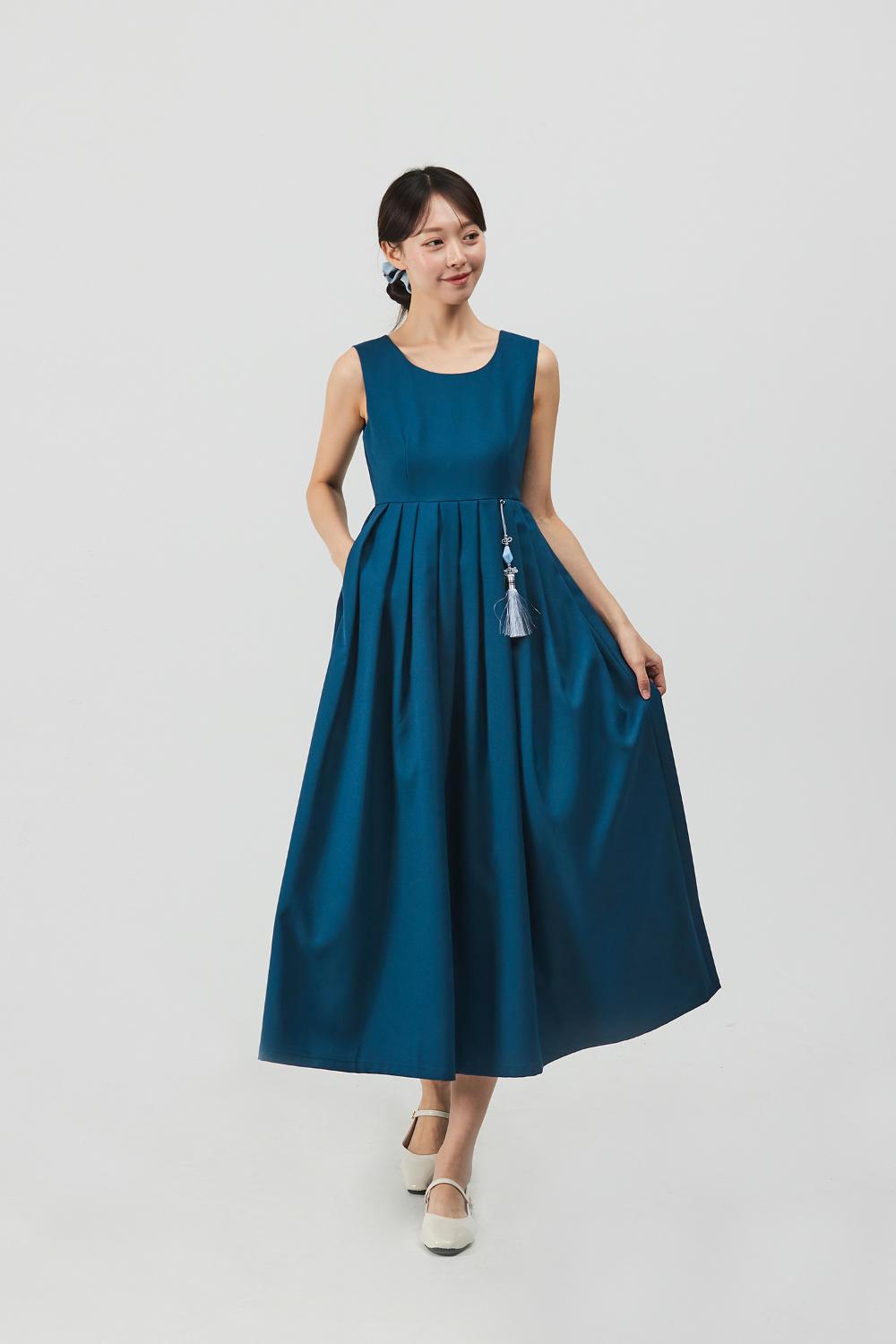 long dress model image-S22L1