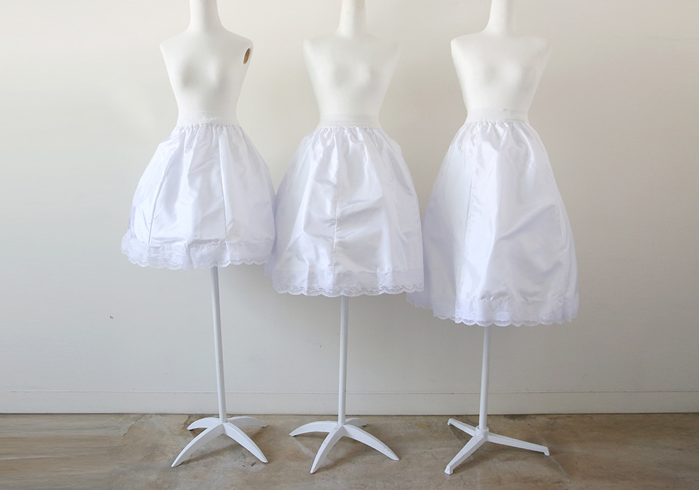 mini skirt cream color image-S1L4