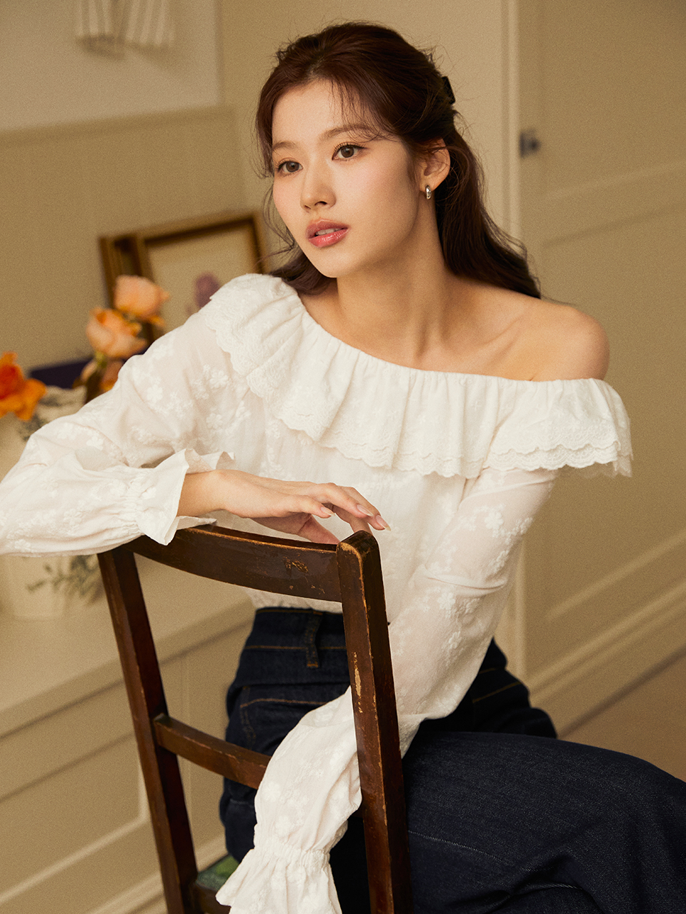 [사나 착용] KATERINA embroidery off-shoulder shirt_white