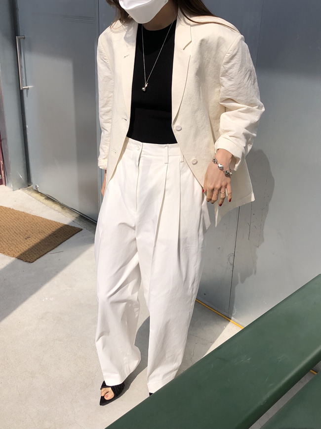 off-white double tuck cotton slacks [익일 발송]