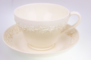 웨지우드 퀸스웨어 컵&amp;소서 Wedgwood Embossed Queensware Cup &amp; Saucer circa 1940 - 1974