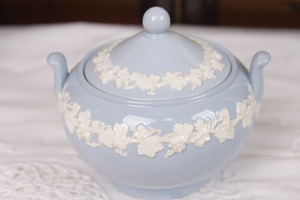 왜지우드 퀸스웨어 아이보리 안 라벤더 스몰 커버 슈거 Wedgwood Queensware Ivory on Lavender Small Covered Sugar circa 1950