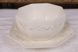 웨지우드 퀸스웨어 아이보리 안 아이보리 크램베리 볼/언더 플레이트 Wedgwood Embossed Queensware Ivory on Ivory Cranberry Bowl w/ Underplate circa 1940 - 1974. - AS IS !!