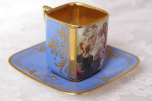 드레스덴 장식 바바리아 데미타스 (에쏘) 컵&amp;소서 Dresden Decorated Bavarian Demitasse Cup &amp; Saucer circa 1945