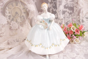 로얄 돌턴 &quot;First Dance&quot; 피겨린  Royal Doulton &quot;First Dance&quot; Figurine 1976